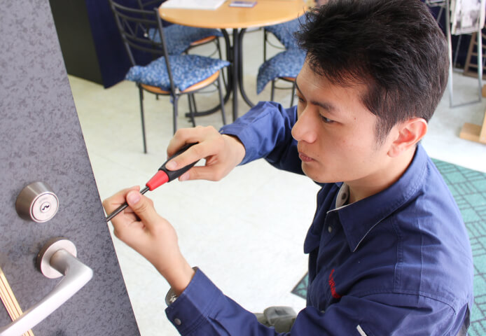 鍵の専門家が作業中